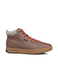 Sneaker in pelle marrone a metà altezza con lacci rossi, colletto in tessuto grigio e suola in gomma con finitura testurizzata e etichetta impermeabile.