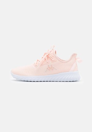 Baskets de sport rose clair avec tige en tissu texturé, semelle blanche épaisse, lacets et logo de la marque sur le côté, vues de l'extérieur.