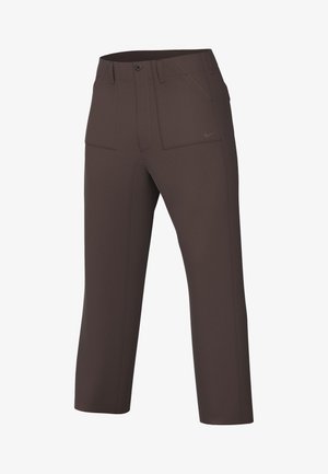 Pantaloni sportivi marroni con una texture liscia, dotati di tasche frontali, gambe dritte, chiusura con bottone e dettagli di cucitura sottili.