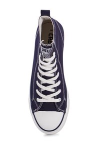 Sneaker alta in tela blu navy con lacci bianchi, punta in gomma e dettagli cuciti. Etichetta di taglia 44 all'interno della scarpa.