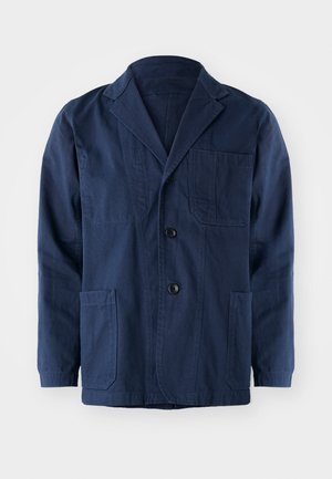 Chaqueta de algodón azul marino con cuello de pico, dos bolsillos frontales de parche, un bolsillo en el pecho y tres cierres de botón.
