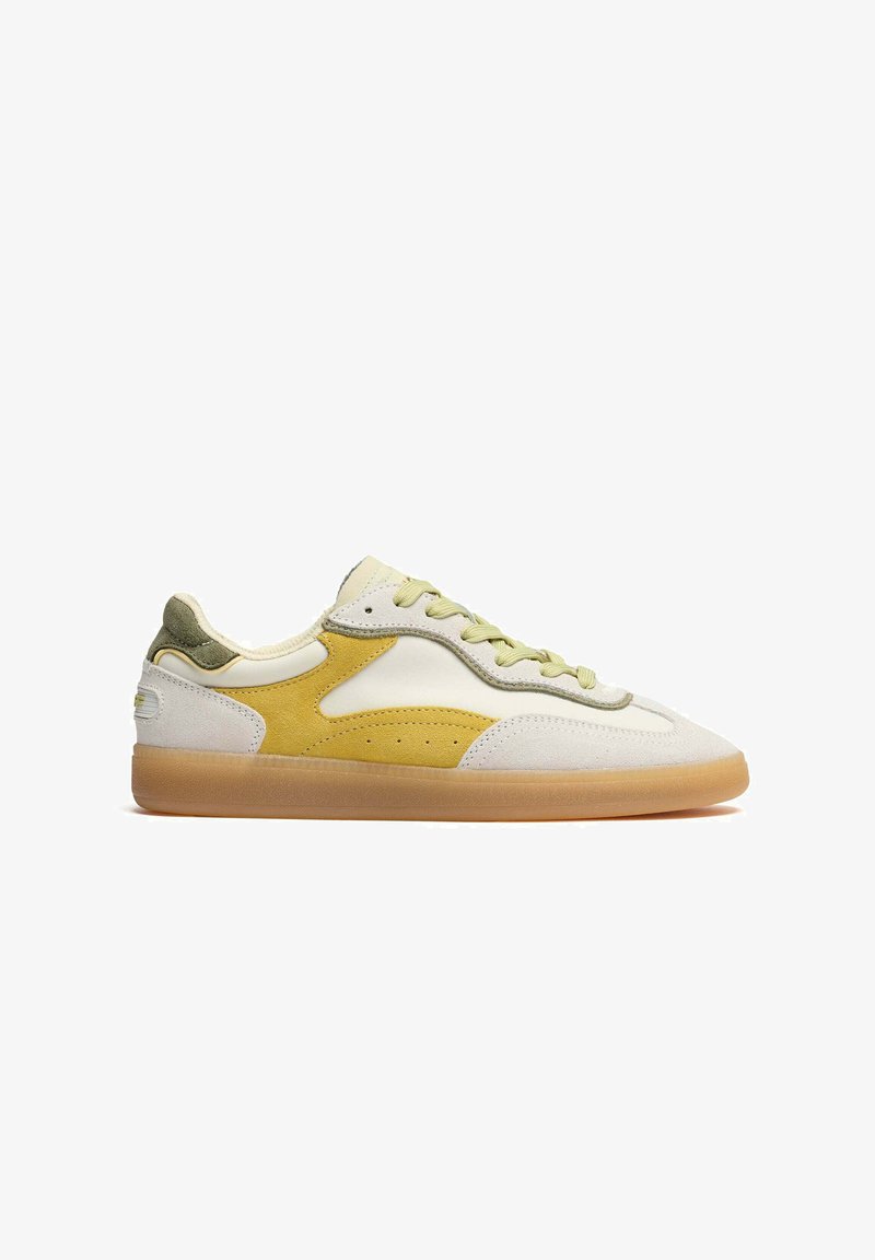 Baskets basses avec panneaux en daim beige, jaune et olive, lacets vert clair et semelle translucide en gomme, vues de profil gauche.