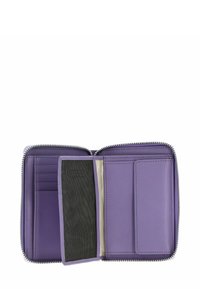 Portefeuille en cuir violet avec une fermeture éclair, plusieurs emplacements pour cartes et une fente transparente. Texture lisse, design minimaliste, forme compacte.