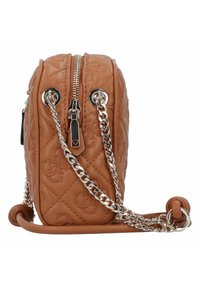 Beige gesteppte Lederhandtasche mit silberner Kettenhenkel, Reißverschluss und geprägt Logo-Detail. Verfügt über metallische Hardware und eine rechteckige Form.