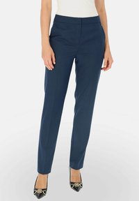 Granatowe spodnie w kant o prostym kroju, wykonane z gładkiego materiału, z płaskim przodem i subtelnymi bocznymi kieszeniami.