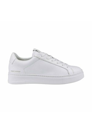 Sneakers bianchi in pelle con una texture liscia, punta tonda e suola piatta in gomma. Presentano cuciture tonali e un branding minimale sul tallone.