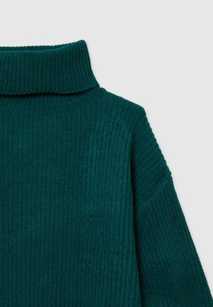 Maglione a coste color turchese con colletto alto e maniche ampie, caratterizzato da un tessuto texture che aggiunge profondità al design.