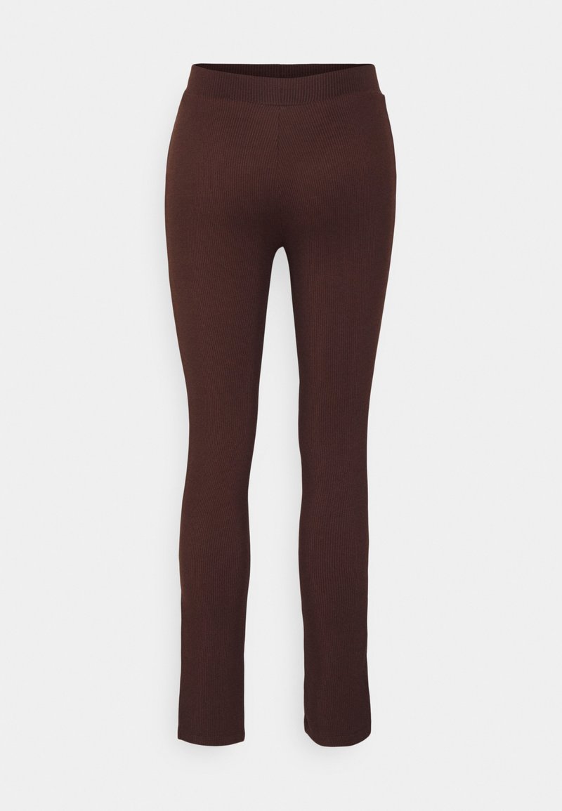 Leggings castanhos com textura canelada, de design justo e cintura elástica. O tecido é suave e macio, apresentando uma textura subtil em toda a sua extensão.