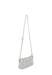Grå crossbody taske med en struktureret overflade, der har en lang justerbar rem og dekorative metalaccenter langs toppen.