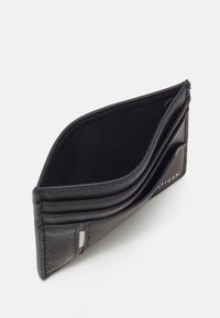 Portafoglio in pelle nera con più slot, una texture liscia e un accento a contrasto sul lato. Design compatto e minimalista.