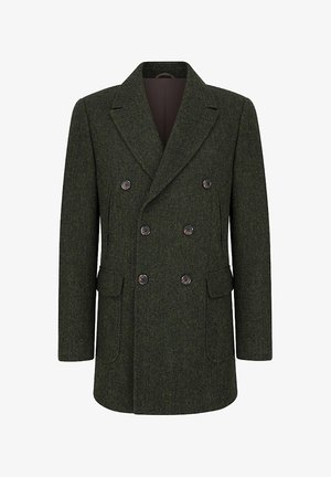 Podwójnie zapinany zielony płaszcz w jodełkę z wełny z klapami, dwoma przednimi kieszeniami i brązowymi guzikami. Strukturalna sylwetka i teksturowana tkanina.