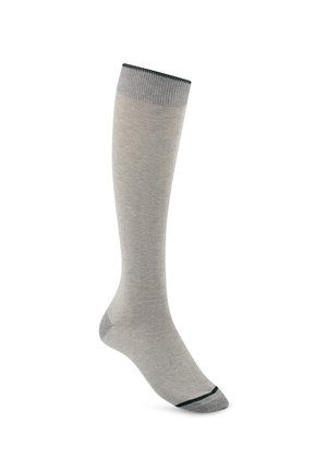 Chaussette haute gris clair avec talon et pointe gris foncé, et une bordure vert foncé en haut et sur le bord de la pointe sur fond blanc.