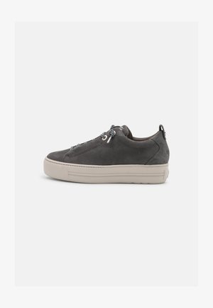 Tumehall suede-sneaker paksu kreemjas kummitald, kohandatav nööridega ning kanna peal tõmbeaas lihtsaks selga panemiseks.