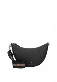 Bolso de hombro de cuero negro con forma curva, herrajes plateados y una correa de tela estampada en colores de acento rosa y marrón.