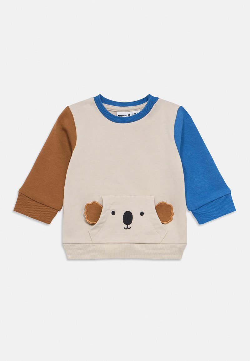Felpa beige per bambini con manica sinistra marrone, manica destra blu, colletto blu e tasca frontale con disegno di un koala con orecchie.