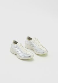 AIR SUPERFLY - Baskets basses - pale ivory/silver-coloured