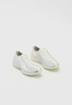 AIR SUPERFLY - Trainers - pale ivory/silver-coloured