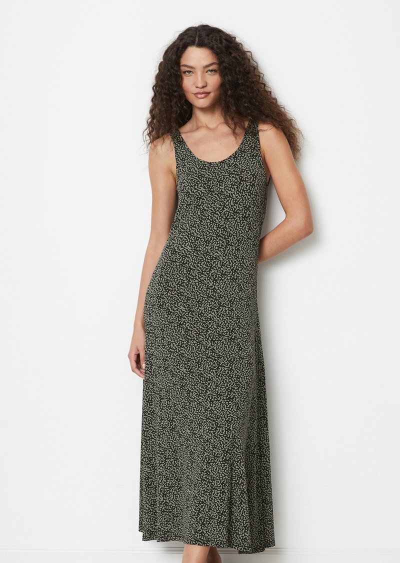Schwarzes und beiges ärmelloses Maxikleid mit gemustertem Design, runden Ausschnitt und ausgestellt geschnittenem Saum. Weicher, leichter Stoff.