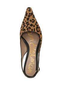Sandal con tacco a punta in stampa leopardata, con bordo nero e logo dorato sulla soletta. Tessuto morbido e texture elegante.