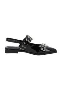 Scarpa slingback in vernice nera con punta affusolata, caratterizzata da occhielli decorativi in argento e due dettagli con cinturini. Design con suola piatta.