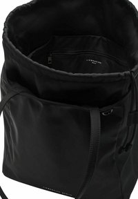 Czarny worek na sznurku o gładkim, błyszczącym wykończeniu. Posiada wewnętrzną kieszeń na zamek. Wewnątrz widoczna jest nazwa marki "LIEBESKIND BERLIN".