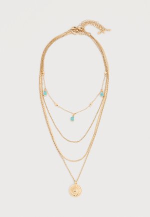 Collier en chaîne d'or superposée avec de petits pendentifs en forme de goutte turquoise et un pendentif rond en forme de soleil.