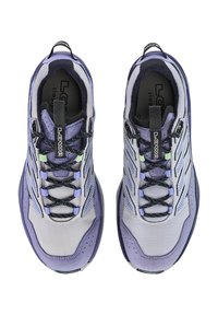 Scarpe da trekking leggere con tomaia in rete grigia e accenti viola, lacci neri e suola ammortizzata. Progettate per l'uso all'aperto.