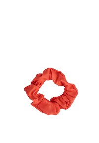 Elastico per capelli, realizzato in tessuto arancione brillante e liscio, con una texture arricciata e una forma circolare, privo di motivi o dettagli visibili.