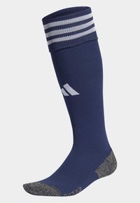 Tumesinine põlvik valgete triipudega ülemises osas, tekstuuriga hall kann ja varvas. Omab sileda kudumise disaini ning Adidas logo.