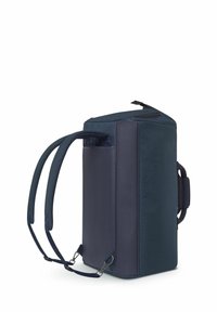 Sac à dos bleu marine avec une finition texturée, forme plate, bretelles ajustables et une poche latérale. Équipé de doubles zips et d'une base robuste.