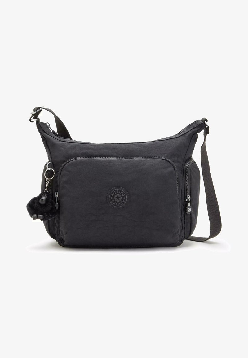 Czarna torebka crossbody wykonana z teksturowanej tkaniny, z główną komorą na zamek, przednią kieszenią na zamek oraz puszystym breloczkiem.