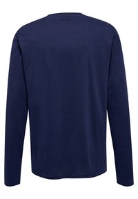 Chemise à manches longues bleu marine avec un col rond, fabriquée en tissu en coton doux ; présente une texture unie sans logo ni embellissements visibles.