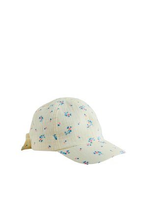 Lysegul baseball cap med et lille blåt og pink blomster mønster og en stofstrop bagpå.