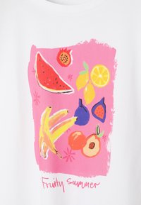 Illustrations d'une tranche de pastèque, citron, figues, bananes, pêche et grenade sur fond rose avec le texte « Été fruité » en dessous.