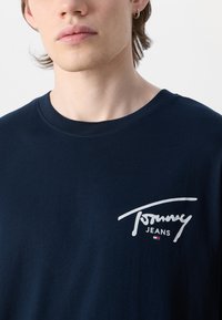 Tommy Jeans SIGNATURE TEE - T-shirt estampada - dark night navy