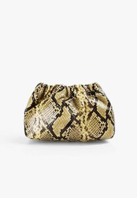 Clutch de piel de serpiente en amarillo y negro con una parte superior fruncida. Presenta una superficie texturada y un patrón geométrico prominente. Forma compacta y estructurada.