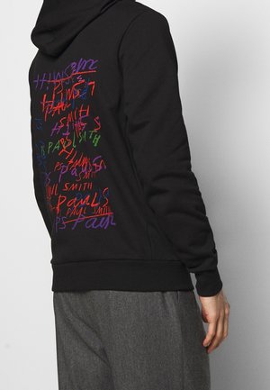 Czarna bluza z kapturem z kolorowym, nakładającym się tekstem w stylu odręcznym na plecach, zawierającym wielokrotne wystąpienia "Paul Smith" w kolorze czerwonym, fioletowym, niebieskim i zielonym.