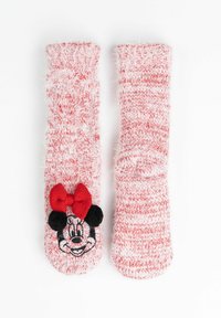 Calze pelose rosse e bianche con un design a maglia, caratterizzate da un volto arrotondato di Minnie Mouse e un accento a forma di fiocco rosso sulla punta.