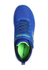 Zapatilla de malla azul con acentos en negro y verde, diseño de cordones, cuello acolchado y suela texturizada. Presenta un logo de "SKECHERS" en el lateral.