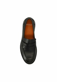 Zwart lederen instapshoe met een gladde textuur, met een decoratieve band over de voorkant en een bruine binnenzool.