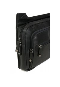Borsa in pelle nera con numerosi scomparti con zip, texture liscia e dettagli in metallo argentato. Vista angolata che mette in evidenza i dettagli del design.