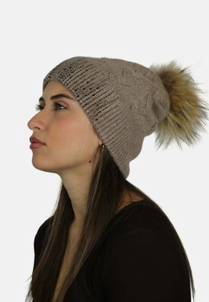 Bonnet tricoté beige avec un motif torsadé et un pompon en fausse fourrure sur le dessus. Présente de subtils accents de perles tout au long de la texture tricotée.