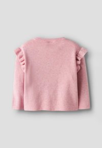 Weicher, rosa Strickpullover mit langen Ärmeln und Rüschendetails an den Schultern, von hinten auf einem einfarbigen Hintergrund gezeigt.