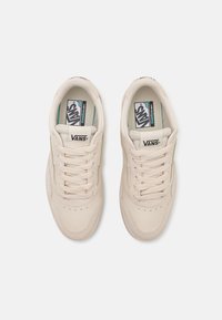 Beige Vans Sneaker mit Obermaterial aus glattem Leder, gerundeter Zehenpartie, klassischem Schnürdesign und Komfortsohle mit Logodetail.