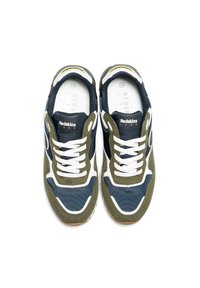 Des chaussures de sport avec un design bleu marine et olive, fabriquées en textile et en daim, dotées de lacets blancs et d'une semelle en caoutchouc.