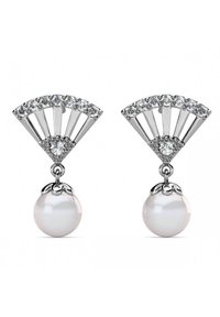 Orecchini a forma di ventaglio in argento con accenti scintillanti e una perla bianca centrale, caratterizzati da dettagli intricati e una finitura lucida.