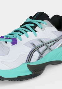 Άσπρο και τιρκουάζ παπούτσι για τρέξιμο Asics με τιρκουάζ κορδόνια, μαύρες και γκρι λεπτομέρειες και μωβ κλείδωμα κορδονιών.