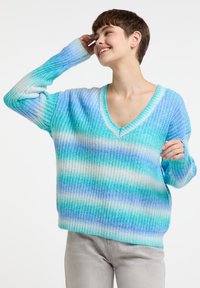 Maglione a V in filato con sfumature degradé di blu e verde acqua. Presenta maniche lunghe e una vestibilità ampia e testurizzata con righe orizzontali.