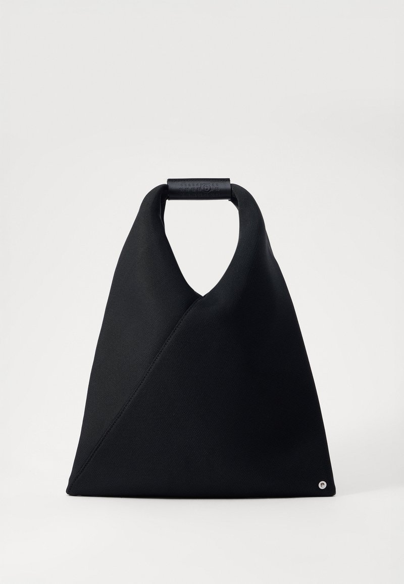 Sacos de mão pretos com formato triangular, feitos de tecido texturizado, apresentam uma alça arredondada e um pequeno detalhe decorativo na parte inferior.