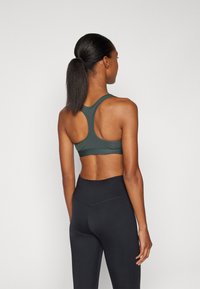 Nike Performance BRA - Sportski grudnjak s blagom potporom - vintage green/white
